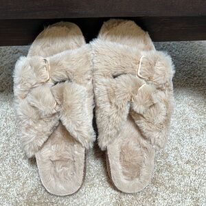 New! Fitory women’s SZ 8, faux rabbit fur open toe slippers in camel color.